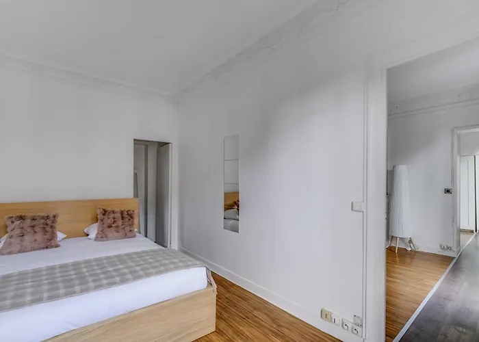 Haussmannian - 2bdr-6p Near Marais-sentier *